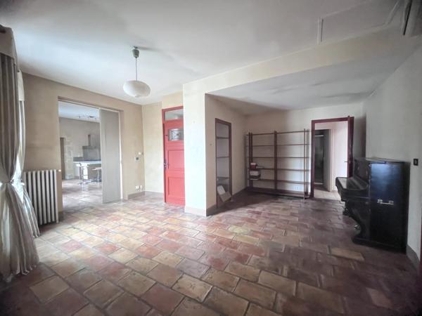 NIMES - QUARTIER LES CARMES - APPARTEMENT/ MAISON DE VILLE - 2 CHAMBRES - BUREAU - GARAGE -