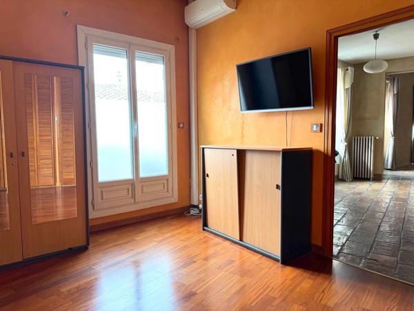 NIMES - QUARTIER LES CARMES - APPARTEMENT/ MAISON DE VILLE - 2 CHAMBRES - BUREAU - GARAGE -