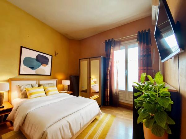 NIMES - QUARTIER LES CARMES - APPARTEMENT/ MAISON DE VILLE - 2 CHAMBRES - BUREAU - GARAGE -