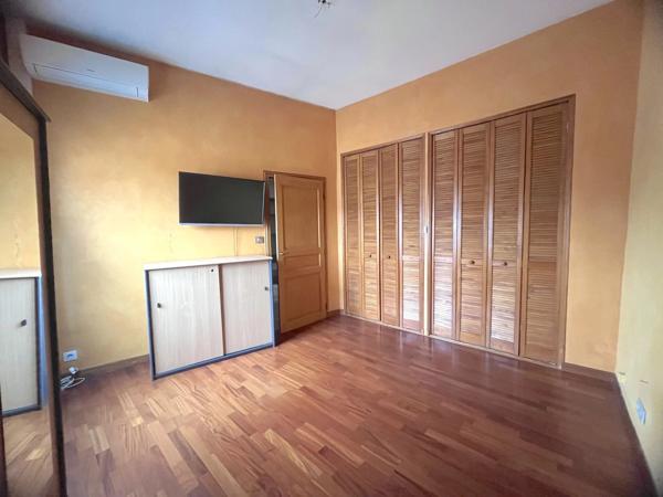 NIMES - QUARTIER LES CARMES - APPARTEMENT/ MAISON DE VILLE - 2 CHAMBRES - BUREAU - GARAGE -