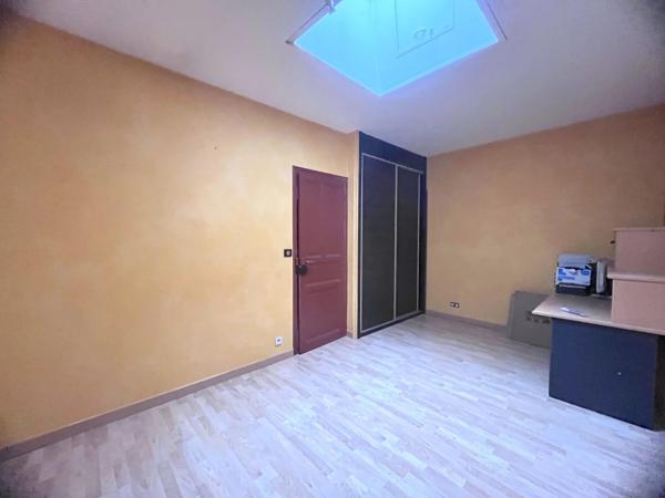NIMES - QUARTIER LES CARMES - APPARTEMENT/ MAISON DE VILLE - 2 CHAMBRES - BUREAU - GARAGE -