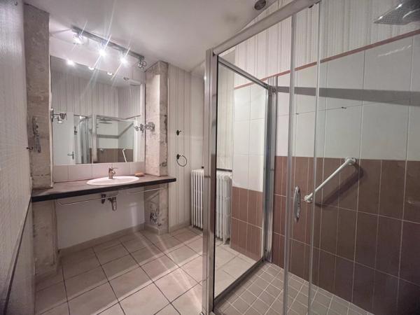 NIMES - QUARTIER LES CARMES - APPARTEMENT/ MAISON DE VILLE - 2 CHAMBRES - BUREAU - GARAGE -