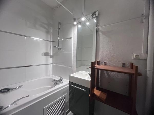 NIMES - QUARTIER LES CARMES - APPARTEMENT/ MAISON DE VILLE - 2 CHAMBRES - BUREAU - GARAGE -