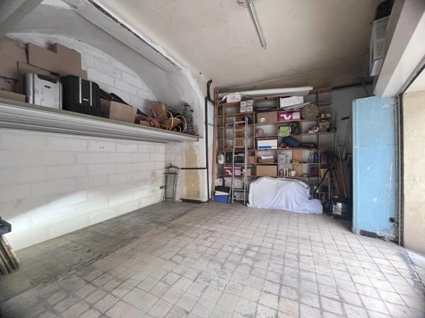 NIMES - QUARTIER LES CARMES - APPARTEMENT/ MAISON DE VILLE - 2 CHAMBRES - BUREAU - GARAGE -