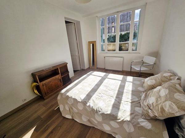 Superbe T3 en rez-de-jardin – Grande terrasse de 100 m² – Calme absolu