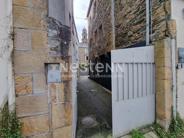 LANDERNEAU - Ensemble immobilier de 6 appartements, 6 caves, 2 cours et 1 venelle.