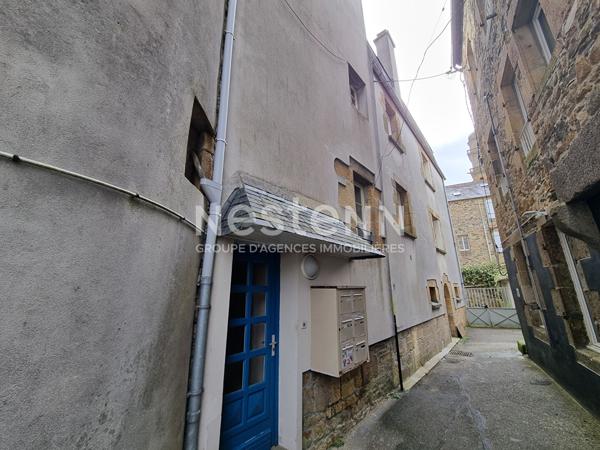 LANDERNEAU - Ensemble immobilier de 6 appartements, 6 caves, 2 cours et 1 venelle.