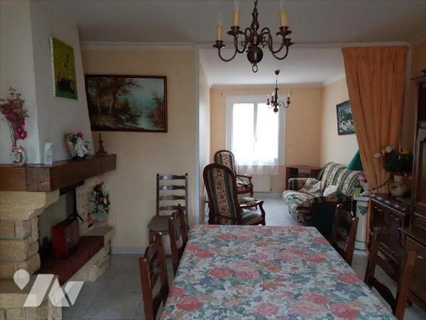 Pavillon plain-pied sur 751 m² : Entrée, cuisine aménagée, séjour (32 m²) traversant avec chemi...