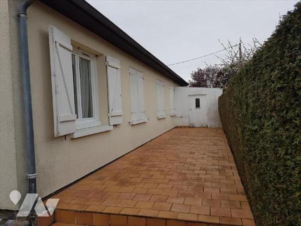 Pavillon plain-pied sur 751 m² : Entrée, cuisine aménagée, séjour (32 m²) traversant avec chemi...