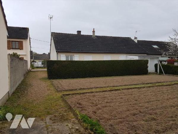 Pavillon plain-pied sur 751 m² : Entrée, cuisine aménagée, séjour (32 m²) traversant avec chemi...