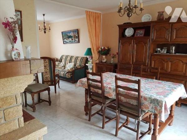 Pavillon plain-pied sur 751 m² : Entrée, cuisine aménagée, séjour (32 m²) traversant avec chemi...