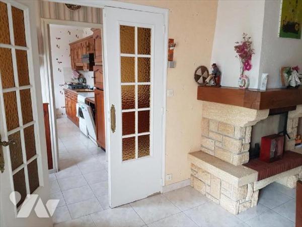 Pavillon plain-pied sur 751 m² : Entrée, cuisine aménagée, séjour (32 m²) traversant avec chemi...