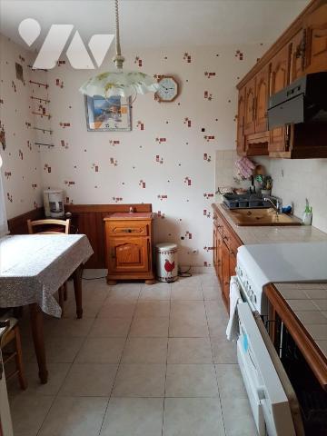 Pavillon plain-pied sur 751 m² : Entrée, cuisine aménagée, séjour (32 m²) traversant avec chemi...