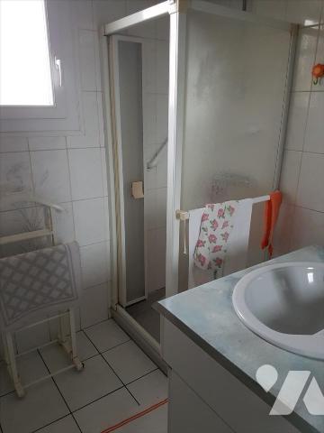 Pavillon plain-pied sur 751 m² : Entrée, cuisine aménagée, séjour (32 m²) traversant avec chemi...