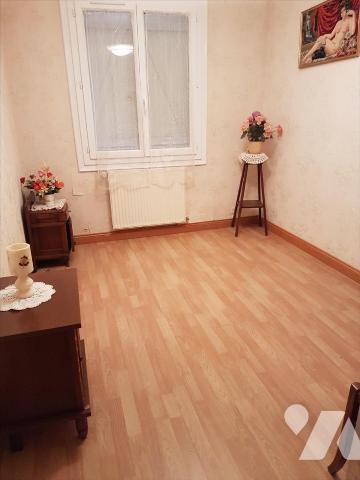 Pavillon plain-pied sur 751 m² : Entrée, cuisine aménagée, séjour (32 m²) traversant avec chemi...