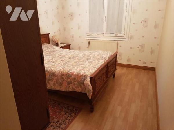 Pavillon plain-pied sur 751 m² : Entrée, cuisine aménagée, séjour (32 m²) traversant avec chemi...