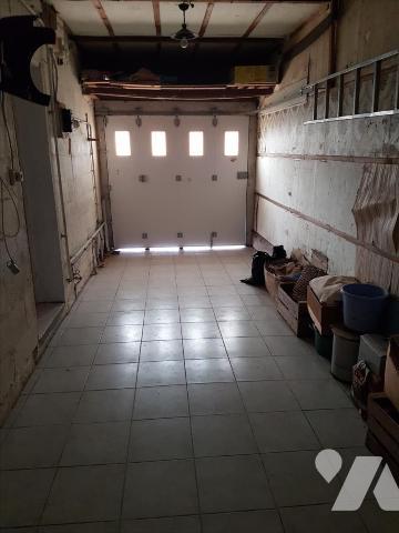 Pavillon plain-pied sur 751 m² : Entrée, cuisine aménagée, séjour (32 m²) traversant avec chemi...