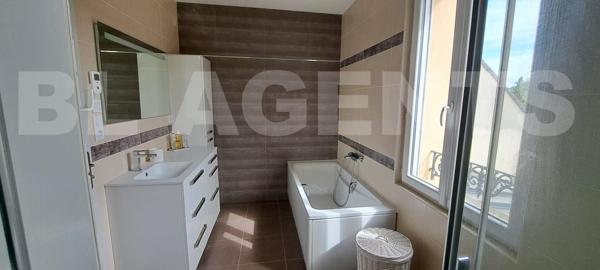 Vivre et Investir : Deux Résidences de Luxe sur un Même Terrain