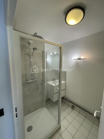 À Savigny le temple , à 2 pas des commerces, des écoles et de la gare, découvrez ce bel appartement avec son entrée et son espace rangement, puis s’ouvre sur une belle pièce de vie lumineuse et sa cuisine ouverte. 
Côté nuit, un toilette indépendant, une salle d’eau refaite à neuf et une belle chambre avec un placard de rangement 
Pour votre confort , vous pourrez profiter  d’un grand balcon, d une place boxée et de la fibre