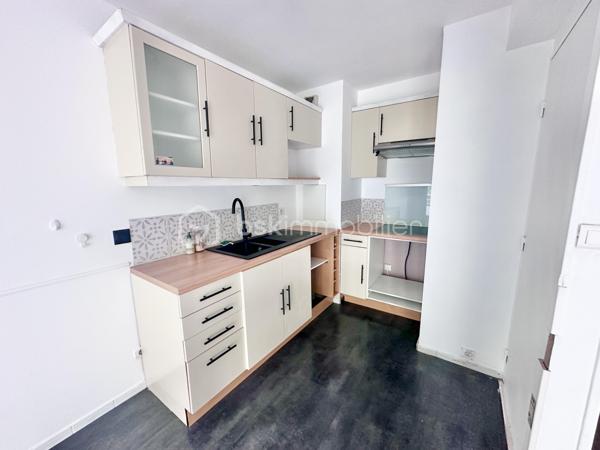 À Savigny le temple , à 2 pas des commerces, des écoles et de la gare, découvrez ce bel appartement avec son entrée et son espace rangement, puis s’ouvre sur une belle pièce de vie lumineuse et sa cuisine ouverte. 
Côté nuit, un toilette indépendant, une salle d’eau refaite à neuf et une belle chambre avec un placard de rangement 
Pour votre confort , vous pourrez profiter  d’un grand balcon, d une place boxée et de la fibre