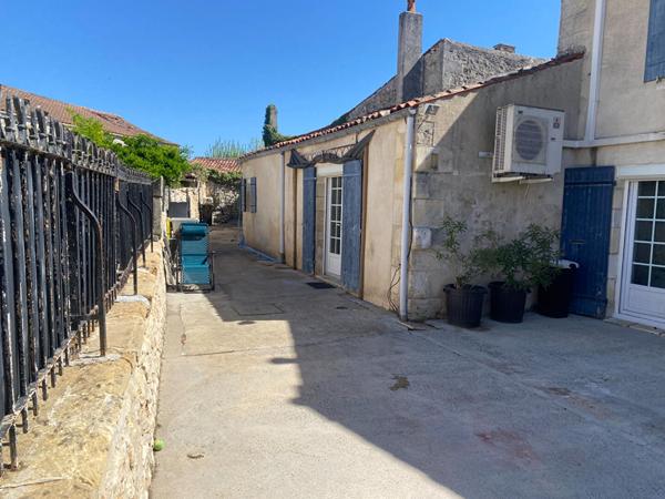Maison de 147 M2 en étage, centre bourg à Echillais avec cour et dépendance