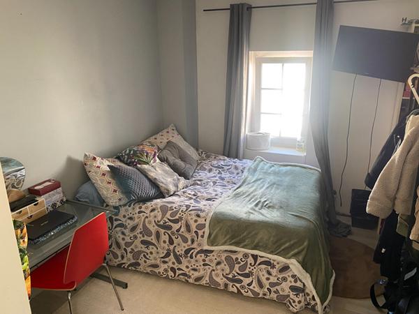 Maison de 147 M2 en étage, centre bourg à Echillais avec cour et dépendance