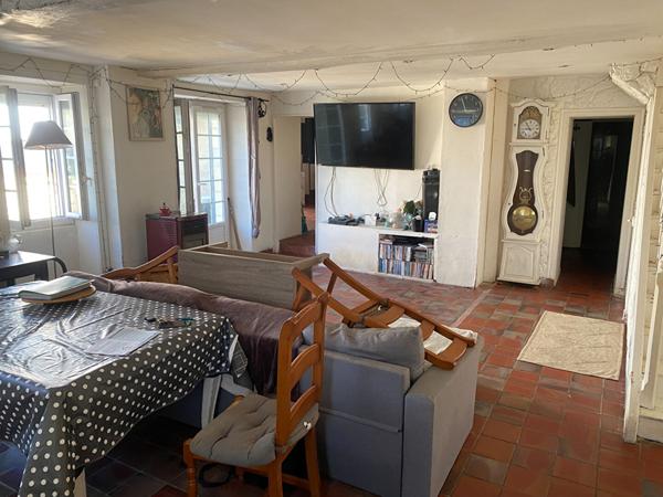 Maison de 147 M2 en étage, centre bourg à Echillais avec cour et dépendance