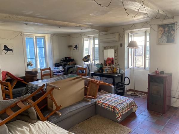 Maison de 147 M2 en étage, centre bourg à Echillais avec cour et dépendance