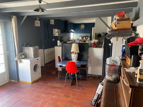 Maison de 147 M2 en étage, centre bourg à Echillais avec cour et dépendance