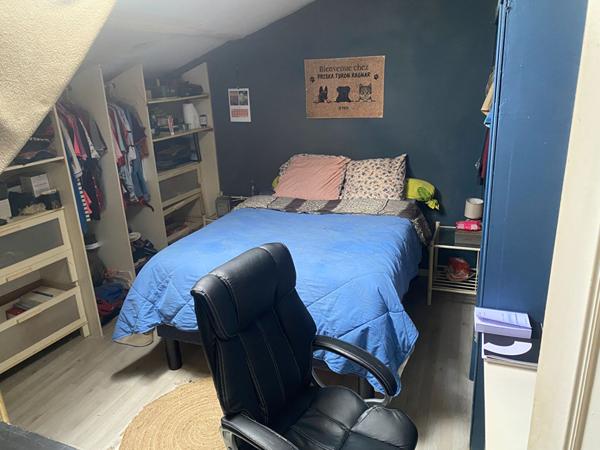 Maison de 147 M2 en étage, centre bourg à Echillais avec cour et dépendance