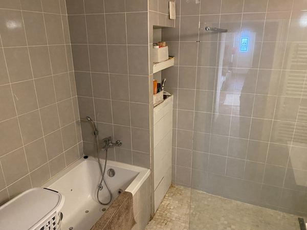 Maison de 147 M2 en étage, centre bourg à Echillais avec cour et dépendance