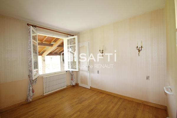 Maison de maçon - 3 chambres - 1 bureau - 2 garages - Terrain 2300m²