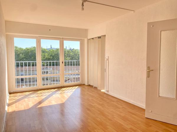 Situé au CENTRE de Vénissieux (69200), cet appartement bénéficie d'un emplacement stratégique offrant un cadre de vie pratique et dynamique. Proche des commerces, des écoles et des transports en commun, ce quartier présente un excellent compromis entre vie citadine et tranquillité.