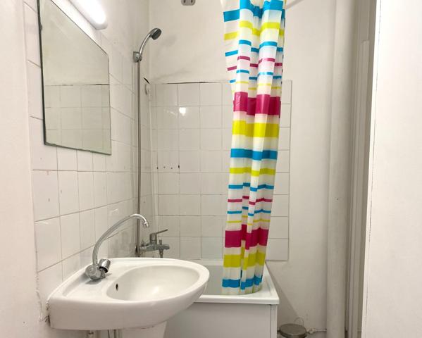 Situé au CENTRE de Vénissieux (69200), cet appartement bénéficie d'un emplacement stratégique offrant un cadre de vie pratique et dynamique. Proche des commerces, des écoles et des transports en commun, ce quartier présente un excellent compromis entre vie citadine et tranquillité.