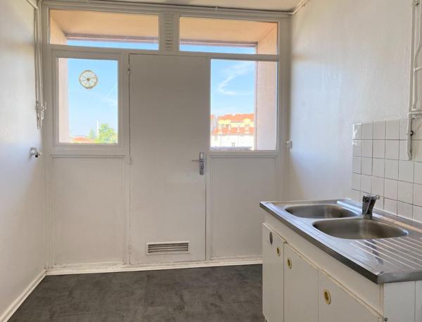 Situé au CENTRE de Vénissieux (69200), cet appartement bénéficie d'un emplacement stratégique offrant un cadre de vie pratique et dynamique. Proche des commerces, des écoles et des transports en commun, ce quartier présente un excellent compromis entre vie citadine et tranquillité.