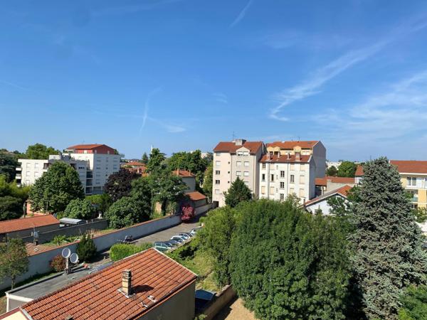 Situé au CENTRE de Vénissieux (69200), cet appartement bénéficie d'un emplacement stratégique offrant un cadre de vie pratique et dynamique. Proche des commerces, des écoles et des transports en commun, ce quartier présente un excellent compromis entre vie citadine et tranquillité.