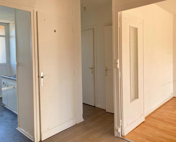 Situé au CENTRE de Vénissieux (69200), cet appartement bénéficie d'un emplacement stratégique offrant un cadre de vie pratique et dynamique. Proche des commerces, des écoles et des transports en commun, ce quartier présente un excellent compromis entre vie citadine et tranquillité.