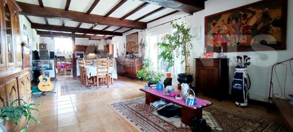  MAISON DE 273 M² AVEC PIECE INDEPENDANTE,GARAGE ET TERRAIN SANS VIS A VIS AU CALME