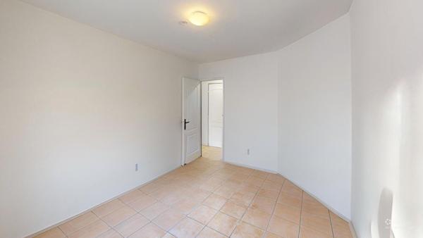 Maison de plain-pied avec jardin arboré et garage à Carcassonne.