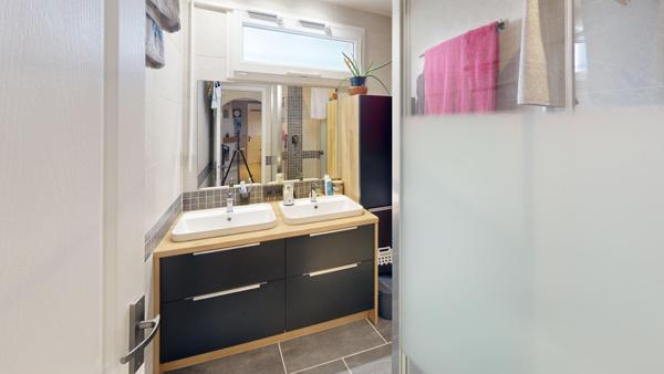 Maison de plain-pied avec jardin arboré et garage à Carcassonne.