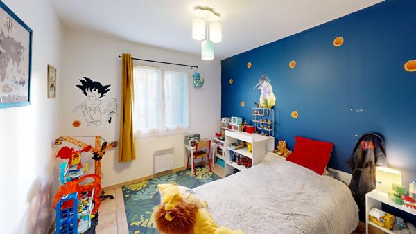 Maison de plain-pied avec jardin arboré et garage à Carcassonne.