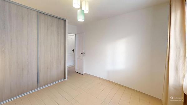 Maison de plain-pied avec jardin arboré et garage à Carcassonne.