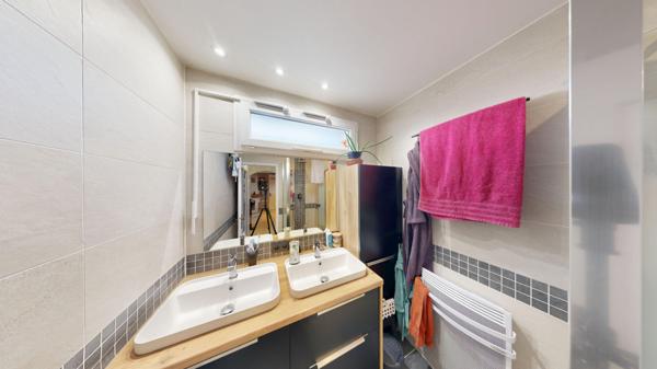 Maison de plain-pied avec jardin arboré et garage à Carcassonne.