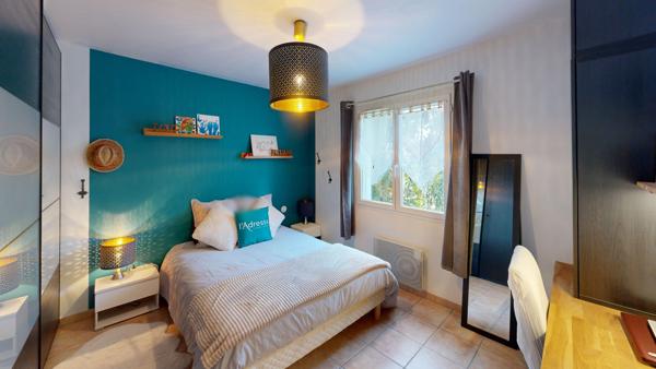 Maison de plain-pied avec jardin arboré et garage à Carcassonne.