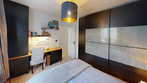 Maison de plain-pied avec jardin arboré et garage à Carcassonne.