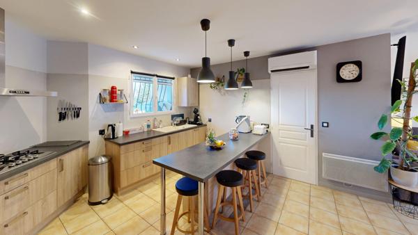 Maison de plain-pied avec jardin arboré et garage à Carcassonne.