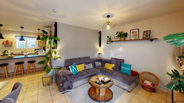 Maison de plain-pied avec jardin arboré et garage à Carcassonne.