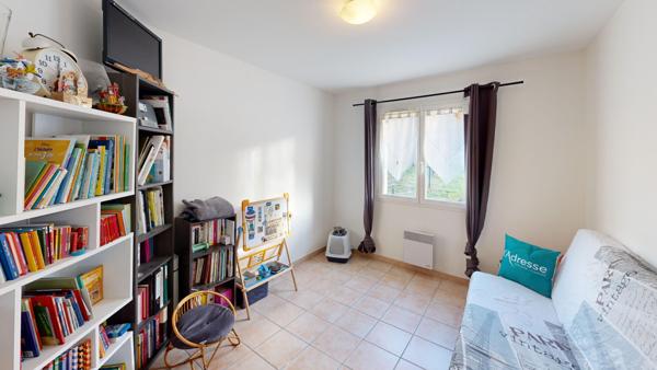 Maison de plain-pied avec jardin arboré et garage à Carcassonne.