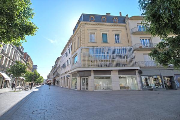 AGEN EMPLACEMENT n°1 - Immeuble de 310 m² à usage commercial élevé sur 6 niveaux.