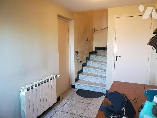 Maison à Vendre à Guéret (23000) en Creuse (23) comprenant : 
-	Sous-sol de garage (porte moto...